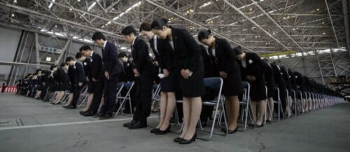 selam veren Japon çalışanlar