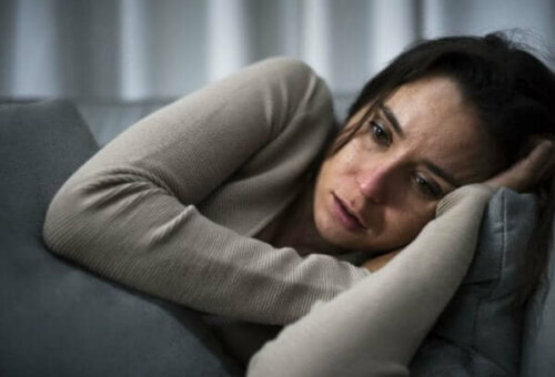 Koltukta yatmış ağlayan bir kadın.