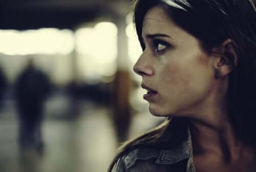 korkuyla arkasına bakan kadın