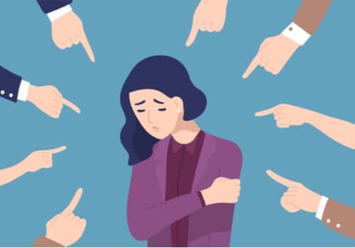 Parmakla gösterildiği için kötü hisseden bir kadın.