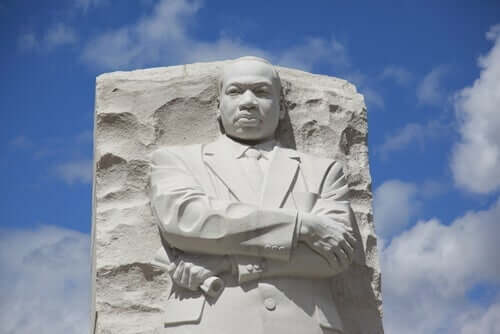 Bir Martin Luther King Jr. heykeli.