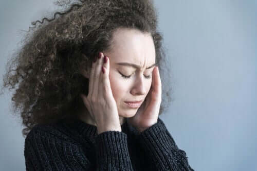 migren ağrısı çeken kadın