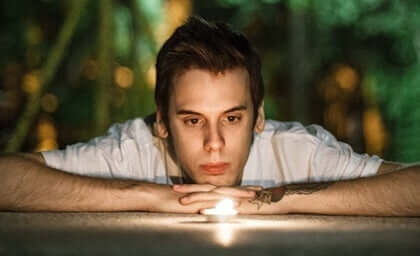 yanan muma bakan adam ve direnmeyi öğrenmek