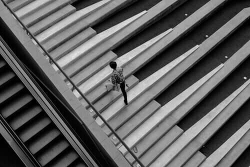 Piyano tuşları gibi görünen merdivenlerden çıkan bir kişi.