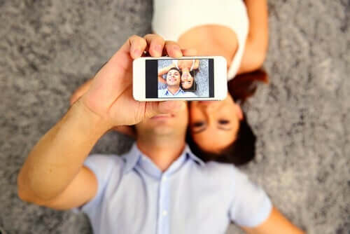 Selfie çeken bir adam ve bir kadın.