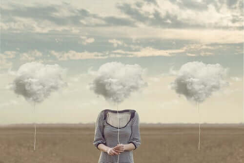 kafasında bulut tutan kadın