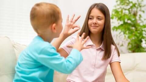 İşaret dilinde konuşan çocuklar