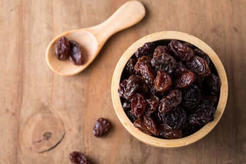 kuru üzüm ve tahta kap