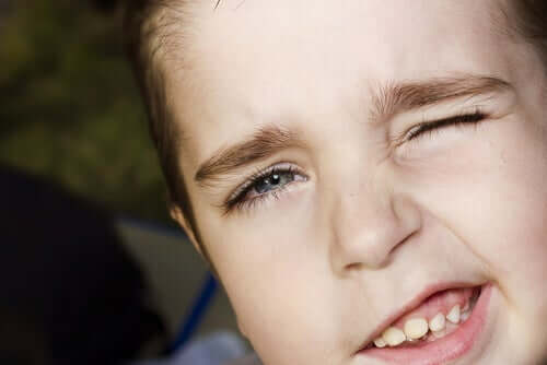 Tiki olan bir oğlan çocuğu.