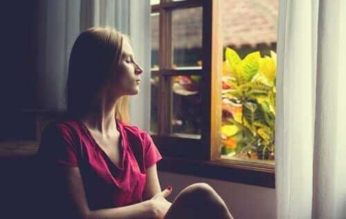 üzgün kadın camdan dışarı bakıyor ve problemleri çözmek