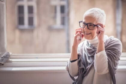 Yaşlı kadın telefonla konuşuyor