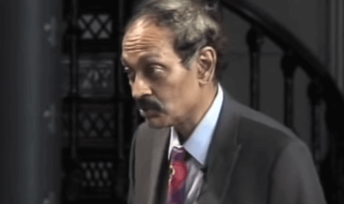 Vilayanur Subramanian Ramachandran biri ile konuşurken çekilmiş bir fotoğrafı.