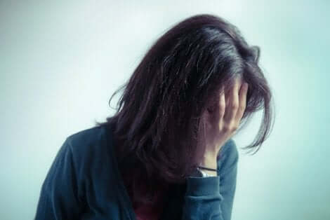 Anksiyete ve yüzünü kapatan kadın