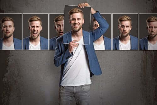 Farklı yüzleri kendisinin farklı fotoğrafları ile temsil edilen bir adam.