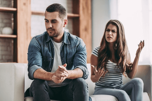 Aralarında bir gerilim olan, kavga eden bir çift.