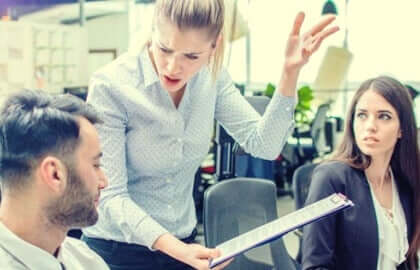 İş yerinde agresif bir kadın