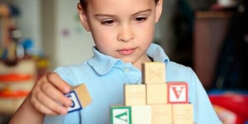 Bloklarla oynayan otizmli bir çocuk.