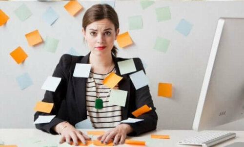 Not kağıtları kullanarak stresini azaltmaya çalışan bir kadın.