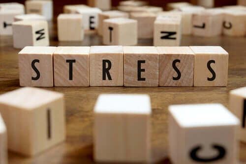 Üzerinde harfler olan bloklar ile yazılmış 'stres' kelimesi.