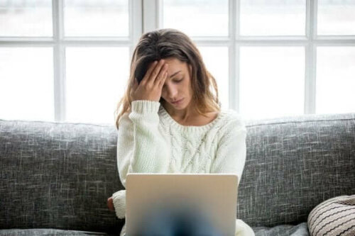 bilgisayarının başında oturan stresli kadın