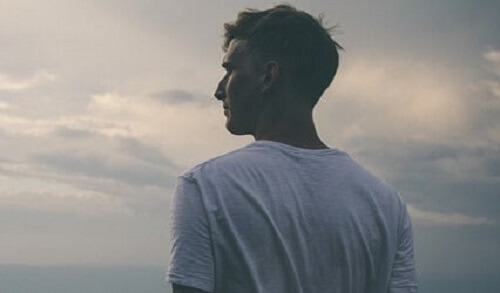 Ufuk çizgisine bakan bir adam.