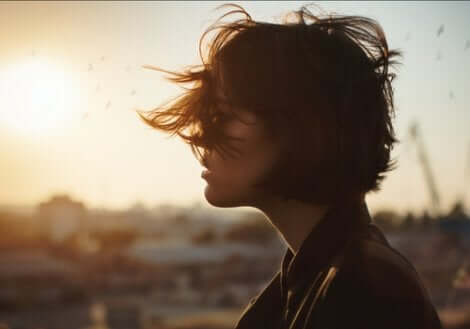 Uzaklara bakan kadın