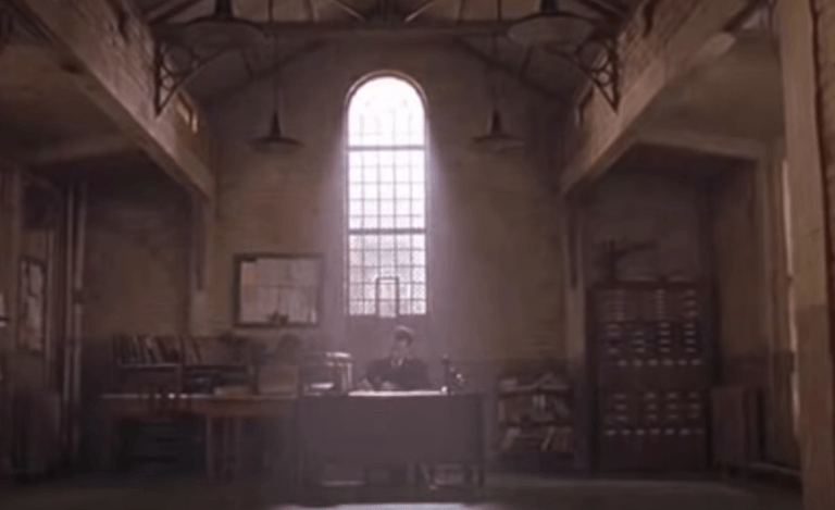 Yeşil Yol filminde Tom Hanks'in masasında çalıştığı sahne