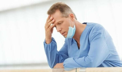 yorgun ve başı ağrıyan doktor