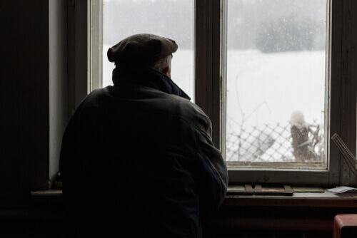Alzheimer adam pencereden dışarı bakıyor