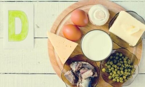 bir tabakta yumurta,süt ürünleri ve bezelye gibi d vitamini içeren besinler