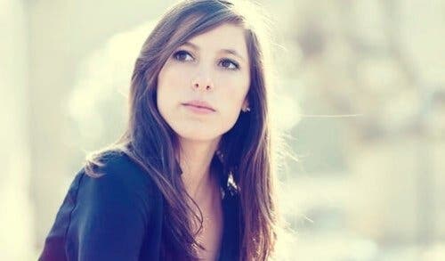 Uzaklara bakarak düşünmekte olan bir kadın.