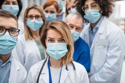 Maske kullanan sağlık görevlileri.