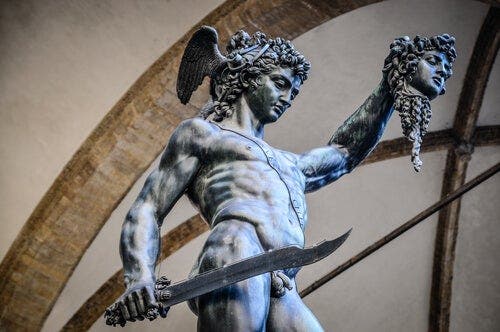 Elinde Medusa kafası olan Perseus heykeli