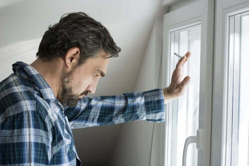 Sigara içen adam düşünüyor