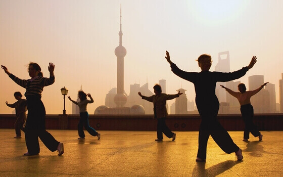 Tai Chi yapan bir grup insan