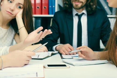 Bir toplantıdaki çalışanlar.