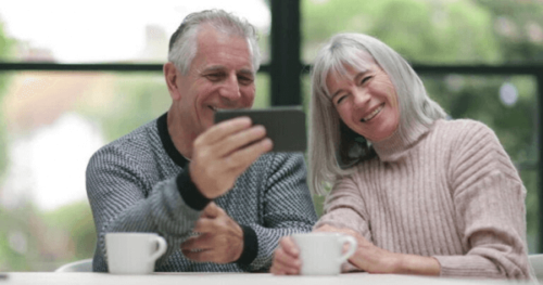 telefonda aileleriyle videolu görüşme yapan yaşlı çift