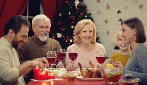 Yemek yiyen bir aile.