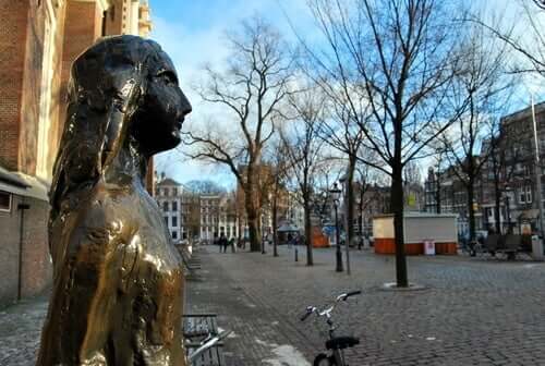 Anne Frank heykeli