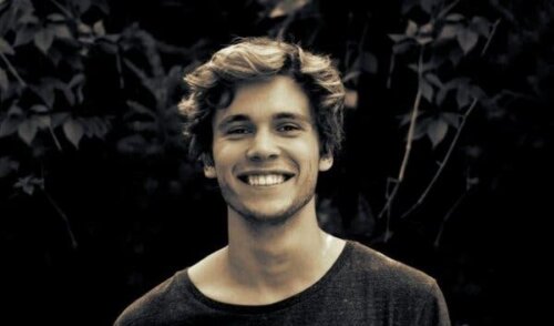 gülümseyen genç çocuk