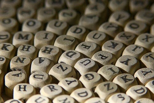 Üzerlerinde harfler bulunan zarlar.