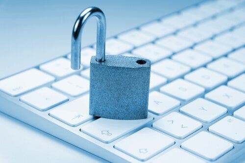 Bir klavyenin üstüne koyulmuş bir asma kilit.