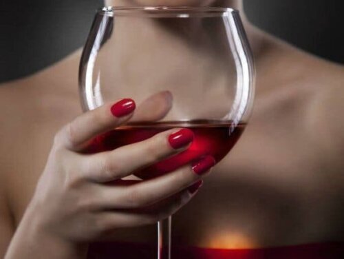 Bir kadının elinde tuttuğu bir şarap kadehi.