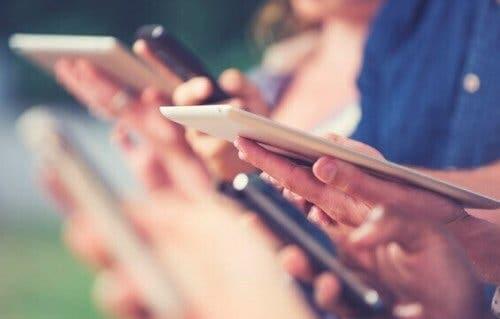 Dijital uçurum herkesin erişiminde olan teknolojiyi kavrayabilme yeteneği arasındaki farka işaret eder.