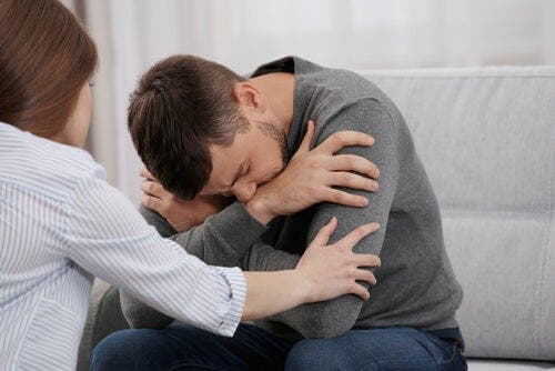 Bir adamı teselli etmeye çalışan bir kadın.