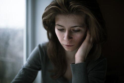 Üzgün ve düşünceli bir kadın.