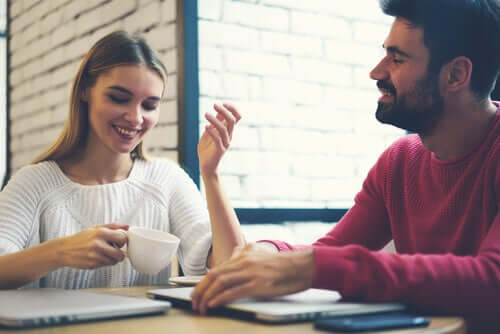 sohbet eden insanlar