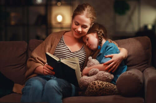 Kızına kitap okuyan bir anne.