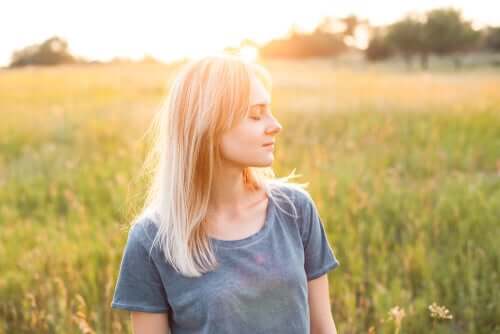 Gözleri kapalı bir kadın