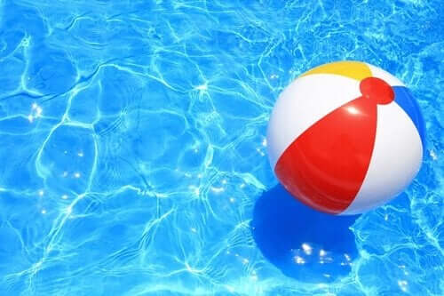 Bir havuzda yüzen bir plaj topu.